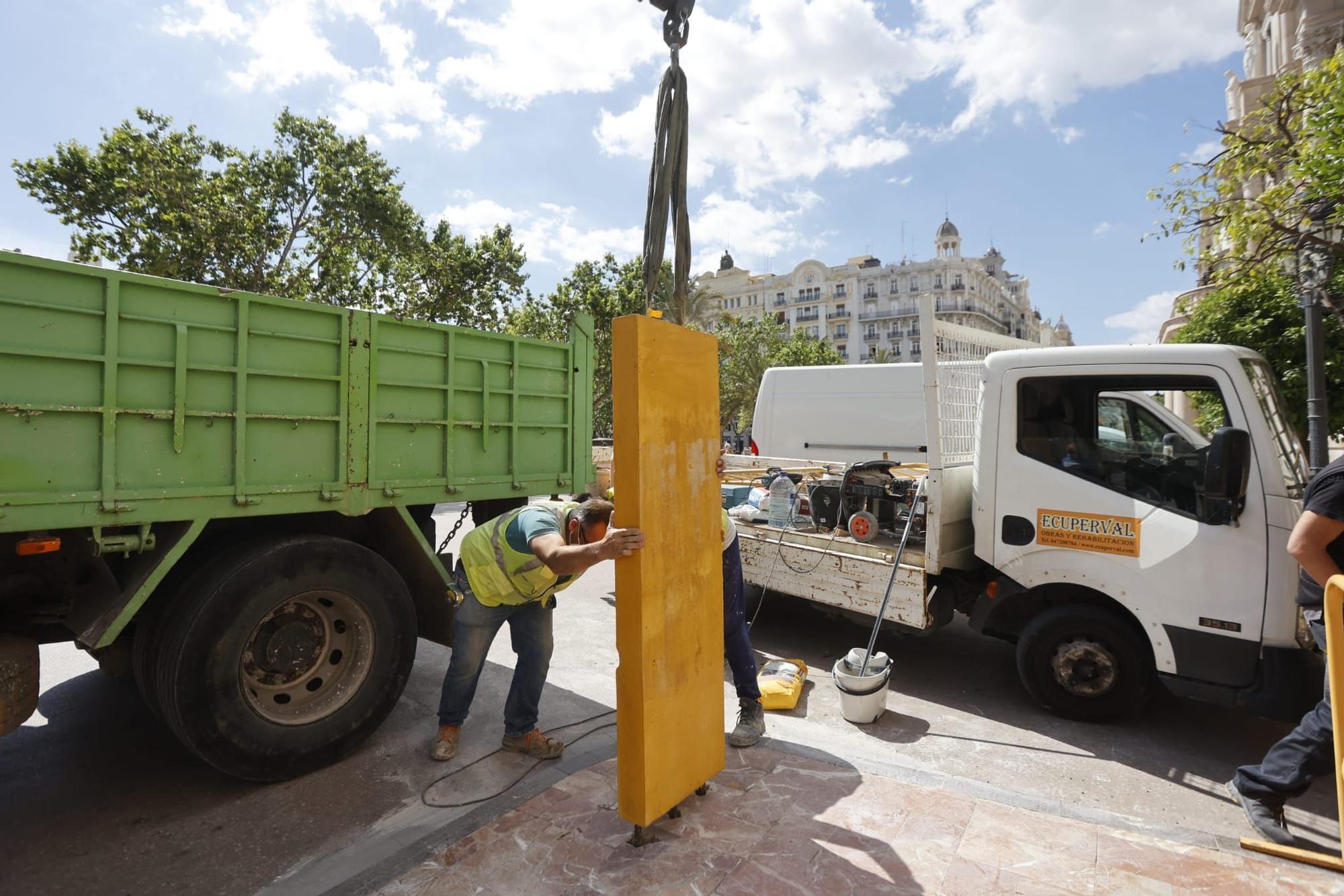 Al monolito ya luce en la plaza del Ayuntamiento