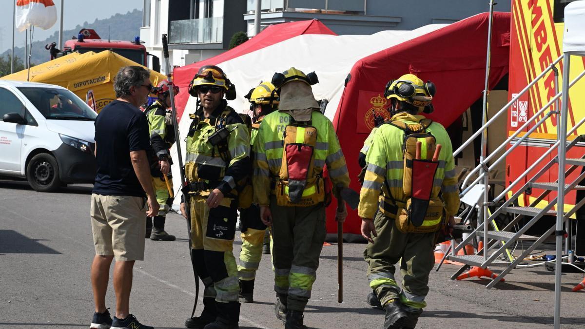 Bomberos durante el incendio de la Vall d'Uixó, esta semana