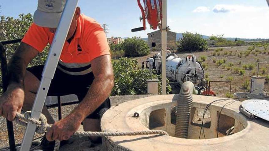 Un trabajador municipal limpiando el depósito de presión, el año pasado.