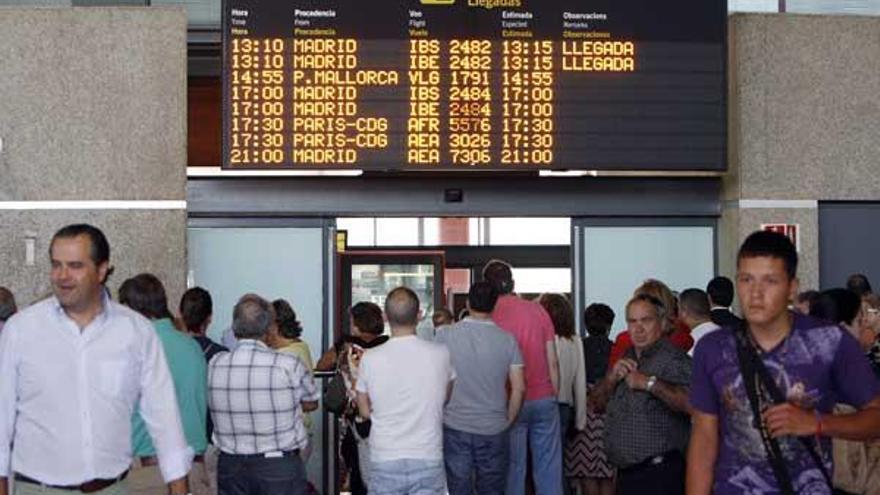 Viajeros en la zona de llegadas del aeropuerto de Peinador.  // Marta G. Brea