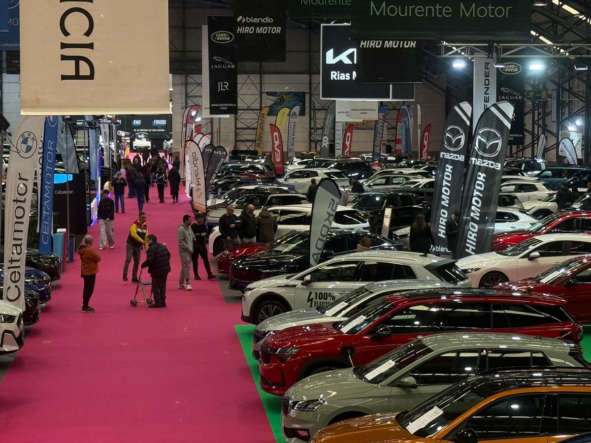 Visitantes disfrutando del Salón del Automóvil.