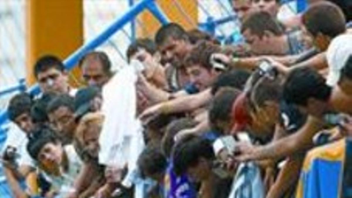 Riquelme firma camisetas a los hinchas del Boca en su primer entrenamiento.