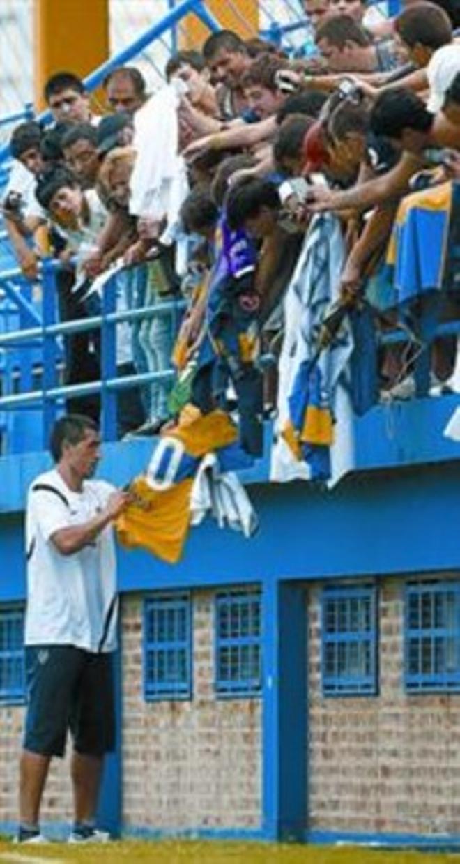 Riquelme firma camisetas a los hinchas del Boca en su primer entrenamiento.
