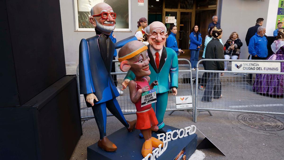 Ninot de Juan Roig en la Falla Sueca Literato Azorín