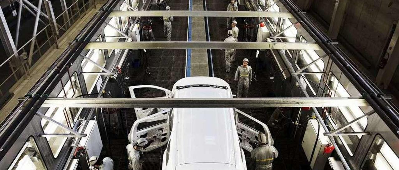Trabajadores en la línea de montaje de la fábrica del grupo Renault-Nissan en Tánger (Marruecos). // G.R.