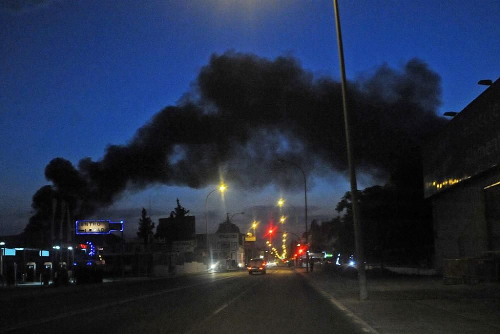 Arde una tienda de neumáticos en Murcia