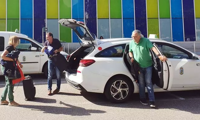 Taxistas de Vigo alargan su turno hasta la madrugada para atender la demanda