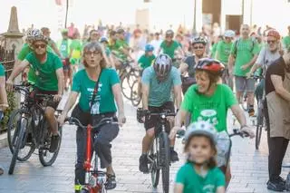 Las bicicletas toman València en la primera protesta del curso por la escuela pública