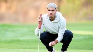 Carlos Alcaraz jugando al golf