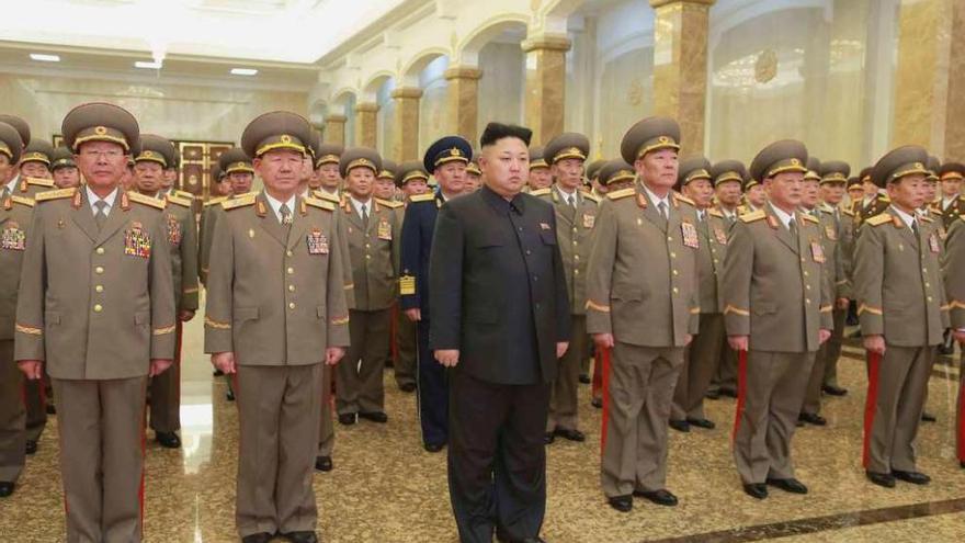 El líder norcoreano, Kim Jong-un (c), en un acto oficial hace un año en Pyongyang. // Reuters