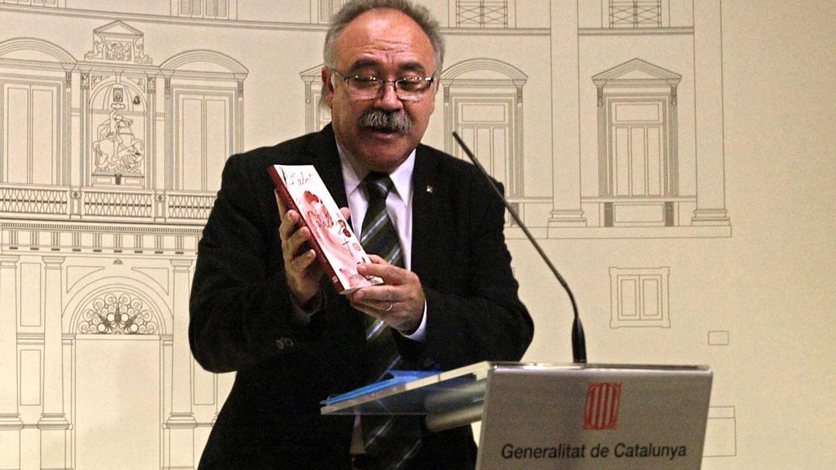 El texto final, con recortes en Madrid, encendió la mecha en las calles de Barcelona, pero acabó siendo avalado en un referéndum ciudadano. FOTO: Carot Rovira mostrando el nuevo libro del estatut. Maite Cruz/ERC