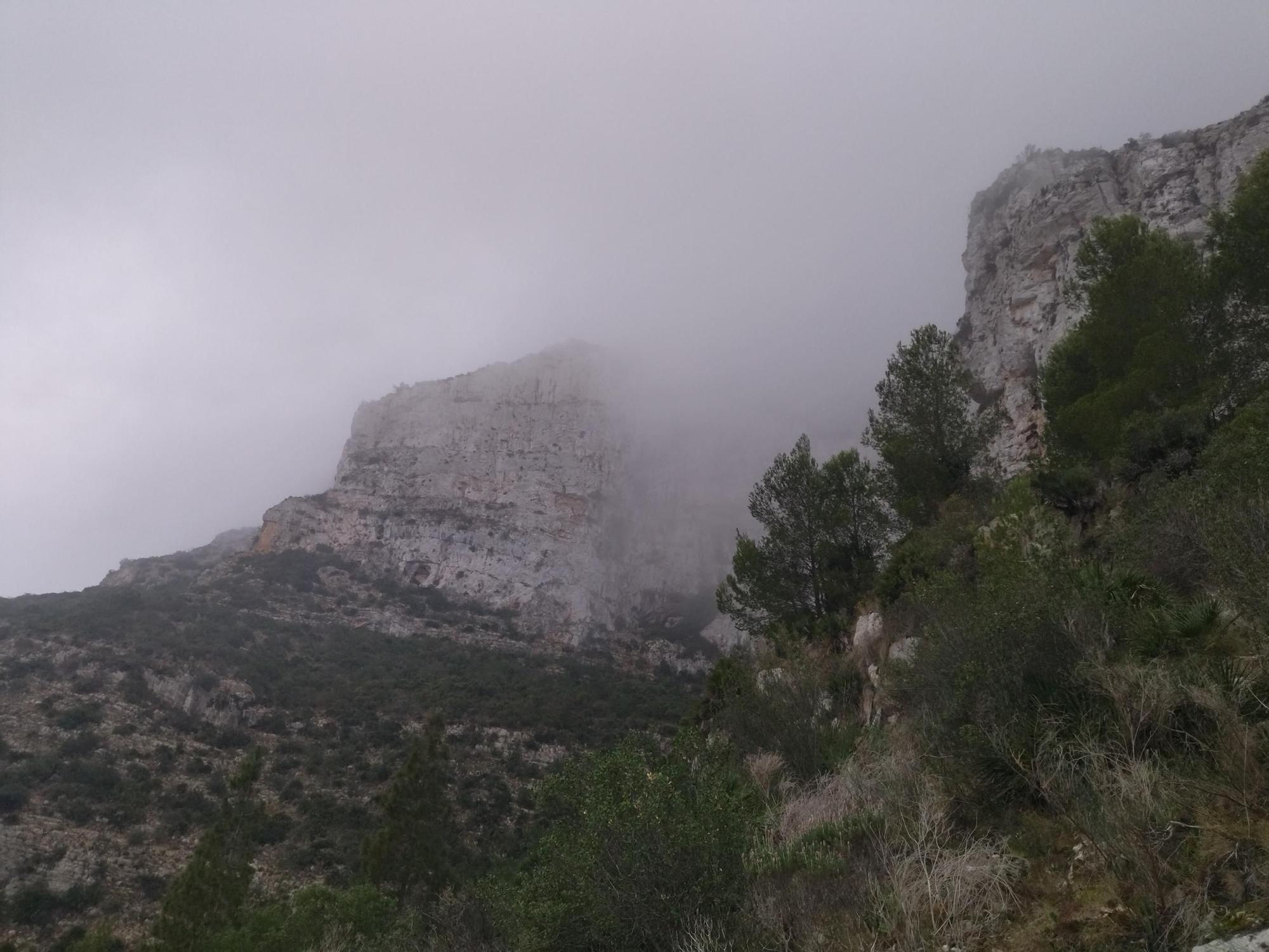 Imágenes: la Dénia brumosa desde el Montgó