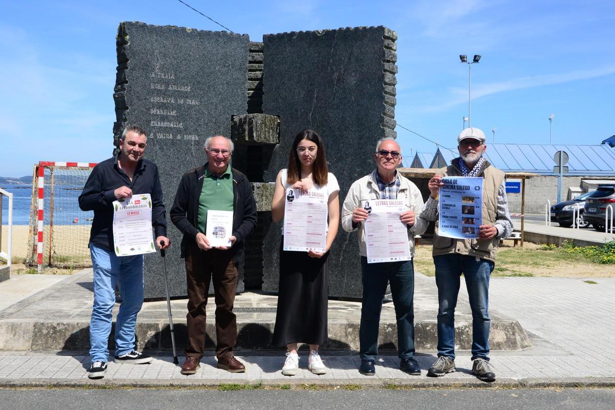 De esquerda a dereita: Pablo Portela, da Asociación Veciñal A Morada de Meiro; o investigador Arturo Sánchez Cidrás; a concelleira de Cultura de Bueu, Carmen García; o secretario da Asociación Amigos de Johan Carballeira, Xosé Novas; e o directivo do CineClub Bueu Afonso Fernández, hoxe diante do monumento na honra a Johan Carballeira.