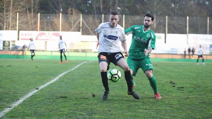 Un lance de un partido del Ourense Club de Fútbol en el campo de Espiñedo. // Iñaki Osorio