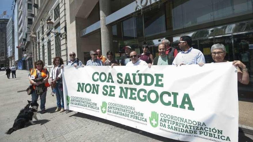 Coruñeses se manifiestan contra el cierre de camas y la privatización de la sanidad