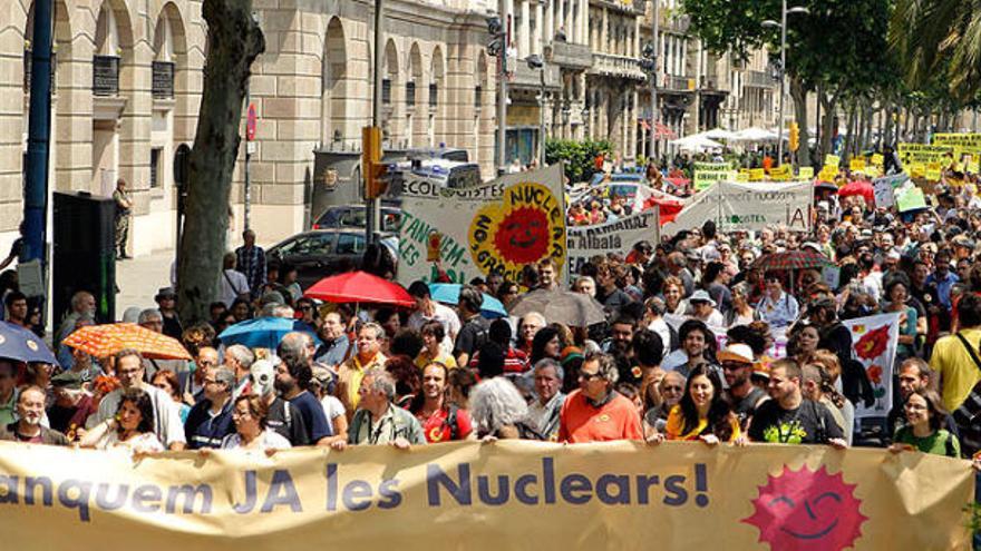 La manifestació contra les nuclears va recórrer pel Passeig de Colom, entre altres carrers de Barcelona.