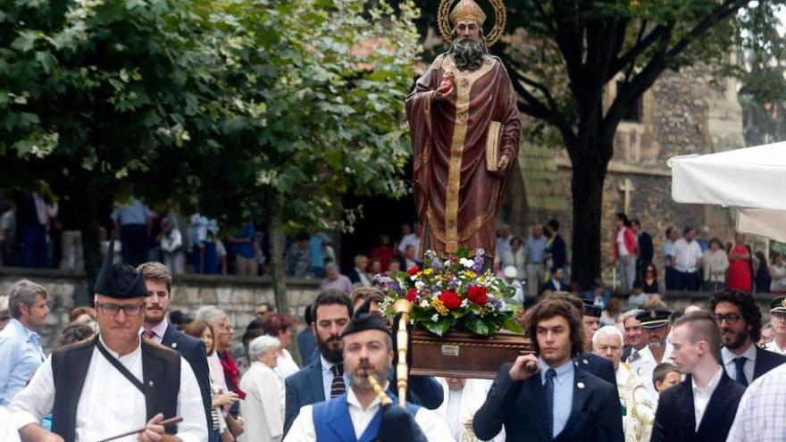 Comienzo de la procesión en la calle San Francisco