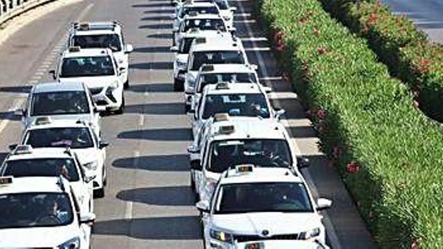 Caravana de taxis en el primer cinturón de ronda de Vila, en un acto de protesta contra la concesión de licencias de VTC.