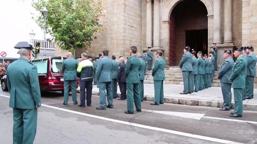 Silencio y tristeza en el adiós al guardia civil fallecido en Don Benito