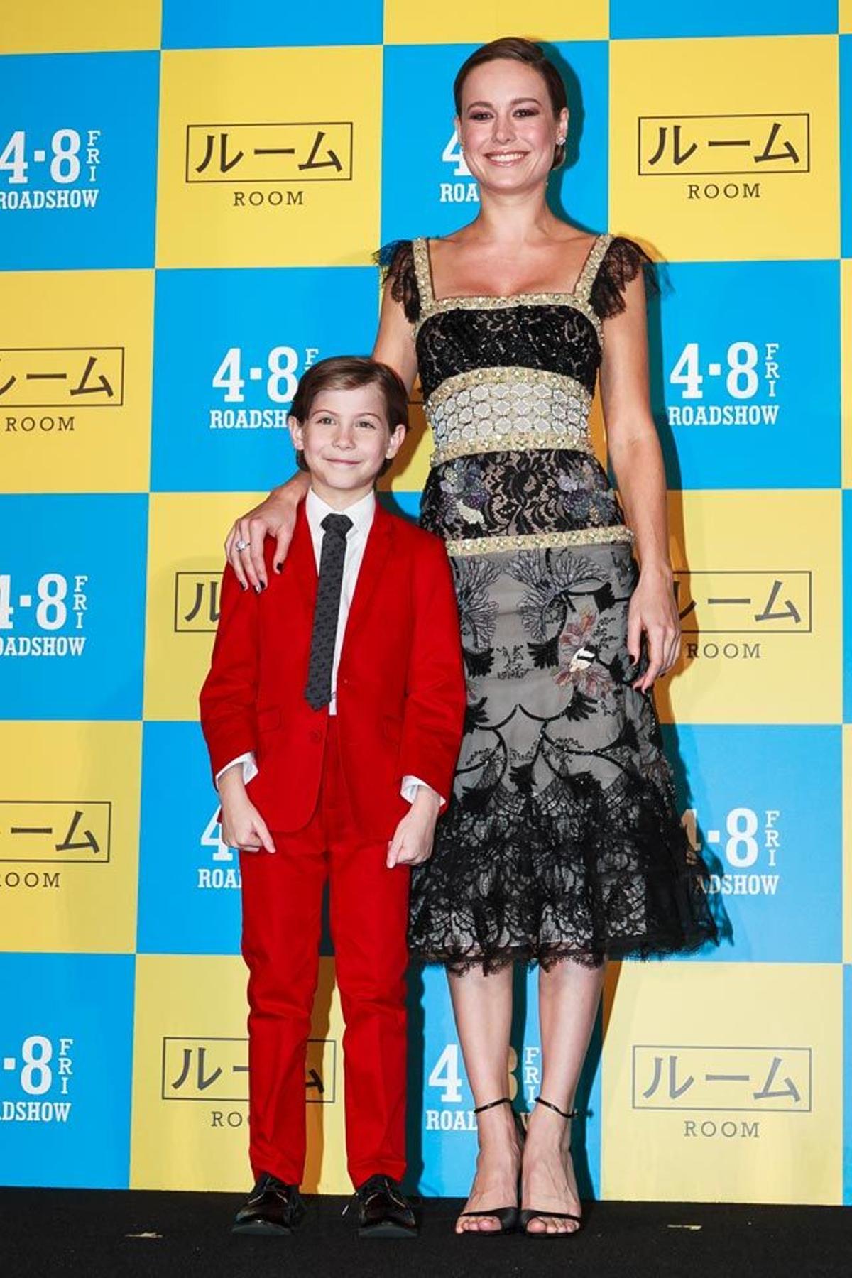 Jacob Tremblay y Brie Larson presentan 'La habitación' en Tokio. Los actores han posado sobre la alfombra roja desplegada en la capital japonesa.