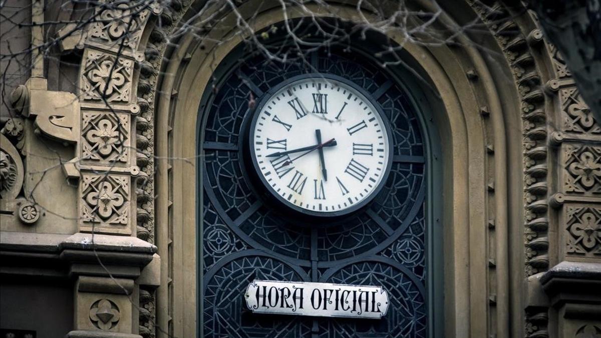 Reloj de la fachada del teatro Poliorama con la hora oficial