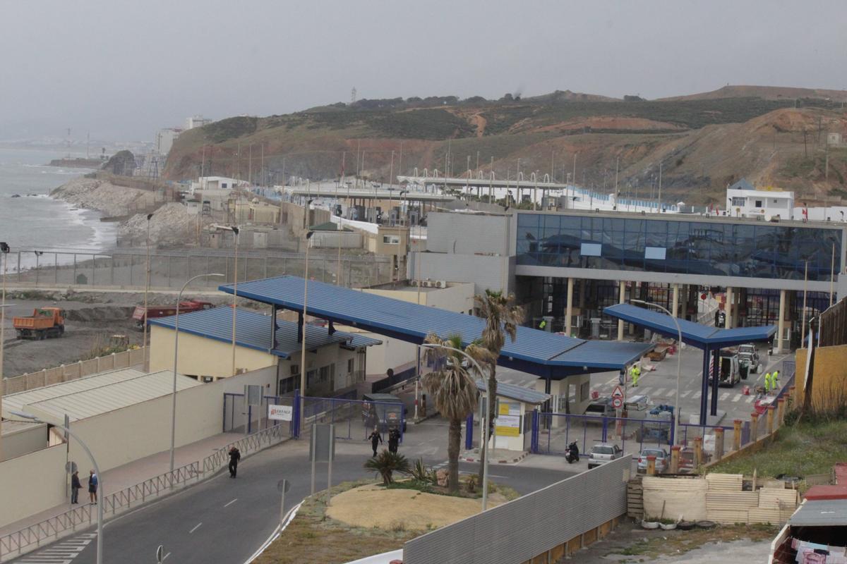 Trabajos de acondicionamiento en la frontera de Ceuta con Marruecos.