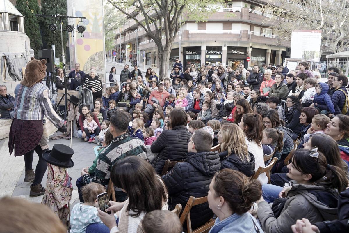 Gentada a l'espectacle "De faula" a la plaça de Neus Català i Pallejà