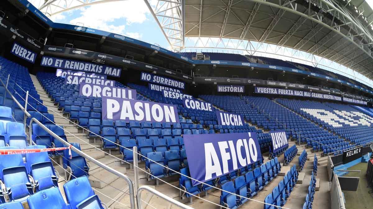 El Espanyol viste su grada con mensajes de apoyo a la afición.