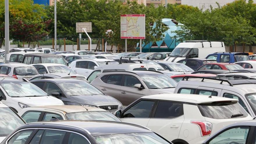 Automóviles aparcados en el ‘parking’ de los multicines.