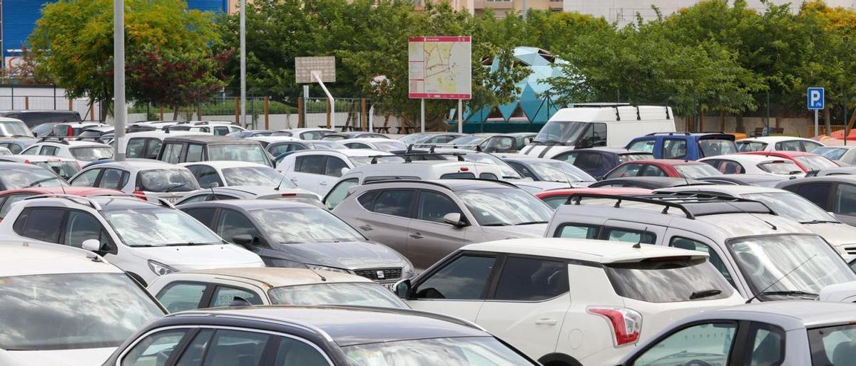 Automóviles aparcados en el ‘parking’ de los multicines. | Automóviles aparcados en el ‘parking’ de los multicines.