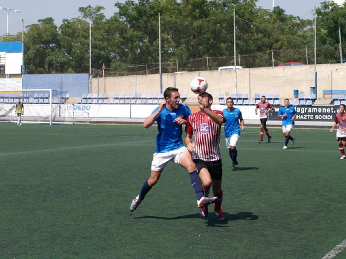 Adrià Toneu, jugador de la Grama, amb Jordi Pla, del Vic. Adrià Toneu, jugador de la Grama, amb Jordi Pla, del Vic.