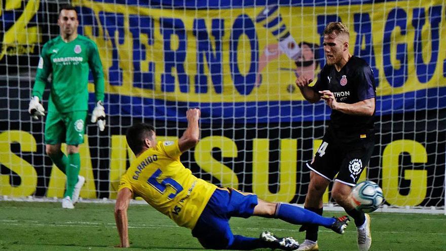 Samu Sáiz rep l&#039;entrada de Garrido durant el duel entre el Cadis i Girona de la primera volta al Carranza.