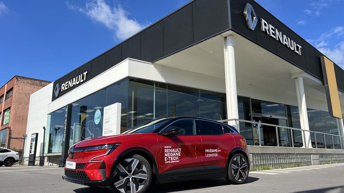 Un Renault Megane E-Tech delante de las instalaciones de Leomotor en Lugones