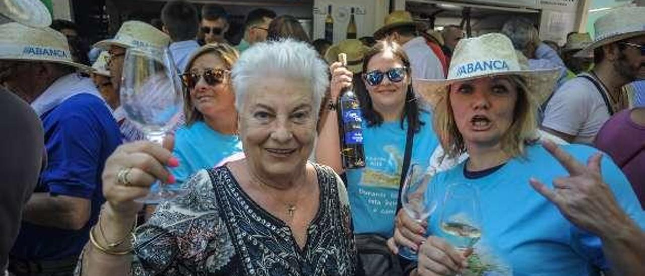 Asistentes a la Festa do Albariño de Cambados. // Iñaki Abella