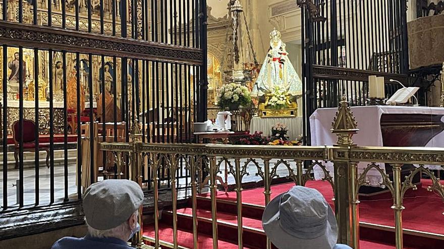 Residentes del centro sociosanitario HLA Belén durante su visita a la Catedral de Murcia.