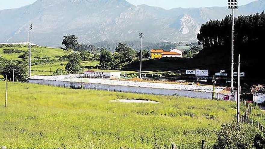 La parcela propiedad de Coto de los Ferranes, junto al campo de fútbol de Ribadesella.