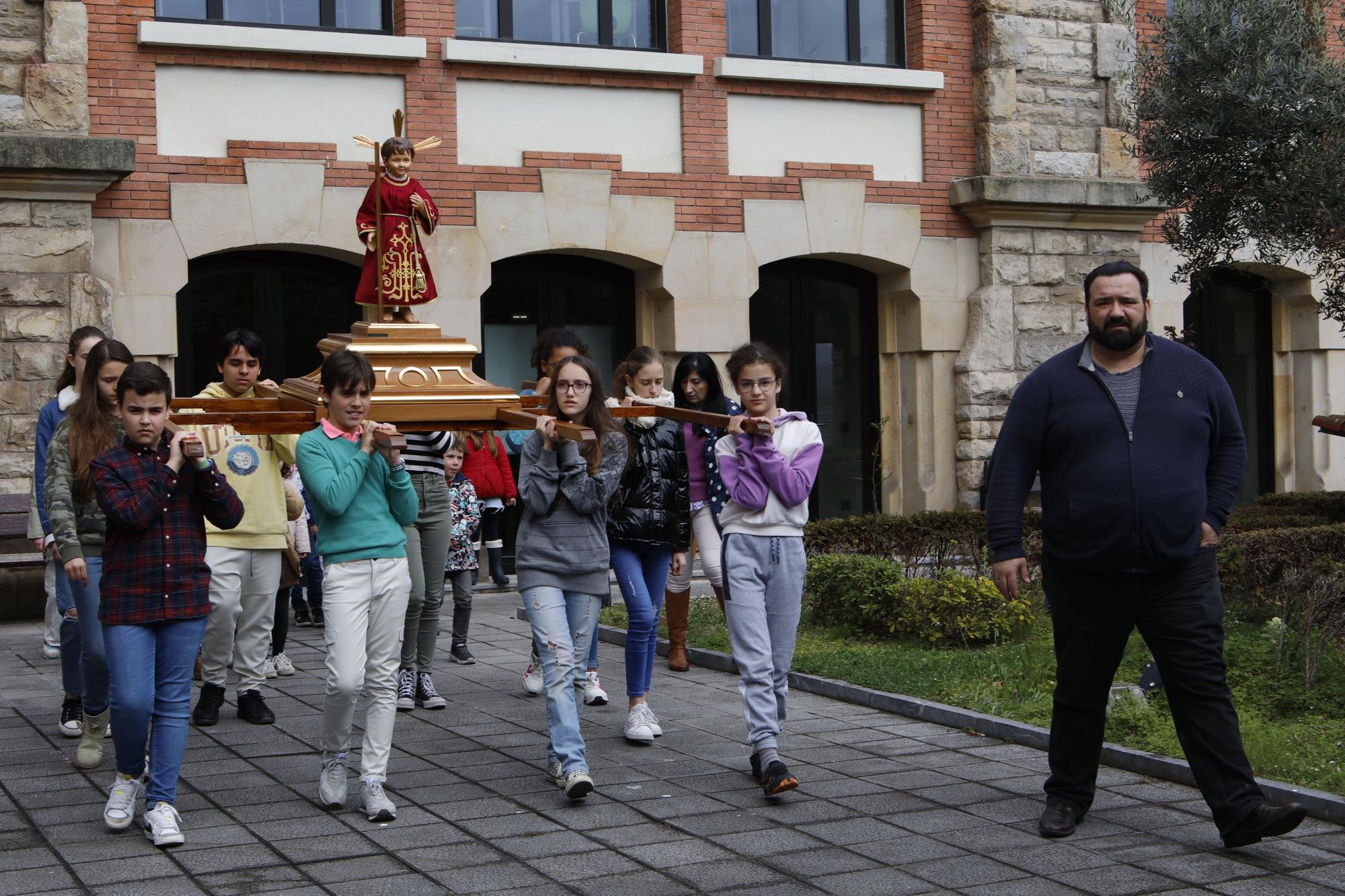 En imágenes: preparativos del Domingo de Ramos con la cofradía del Niño de los Remedios