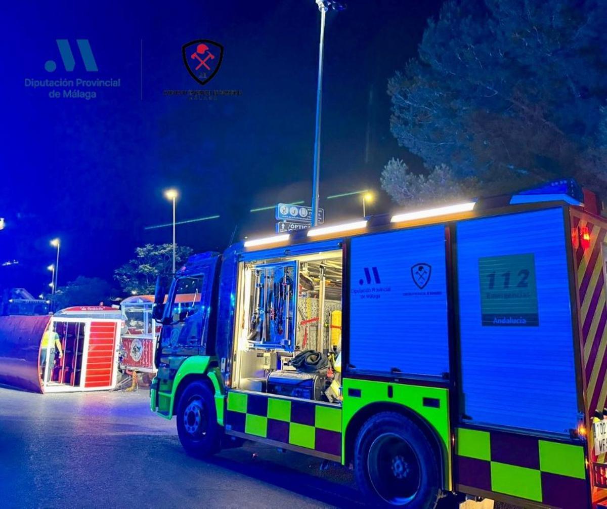 Camión de los bomberos junto al vagón siniestrado en el accidente de Cártama.