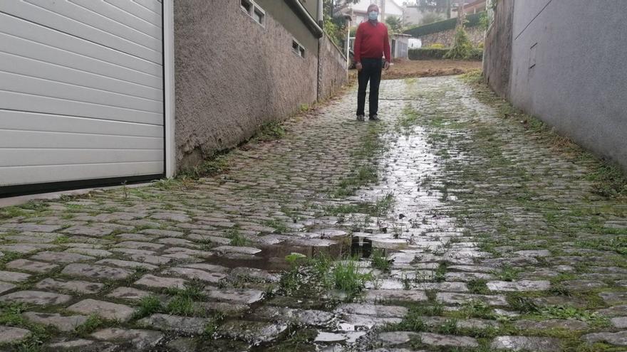Filtraciones de aguas residuales a la entrada de la casa de Camiño da Estación.