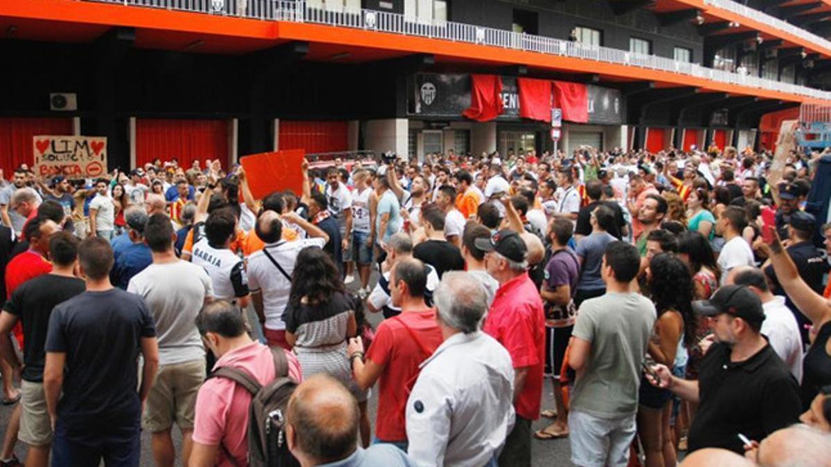 Manifestantes en la puerta de Mestalla