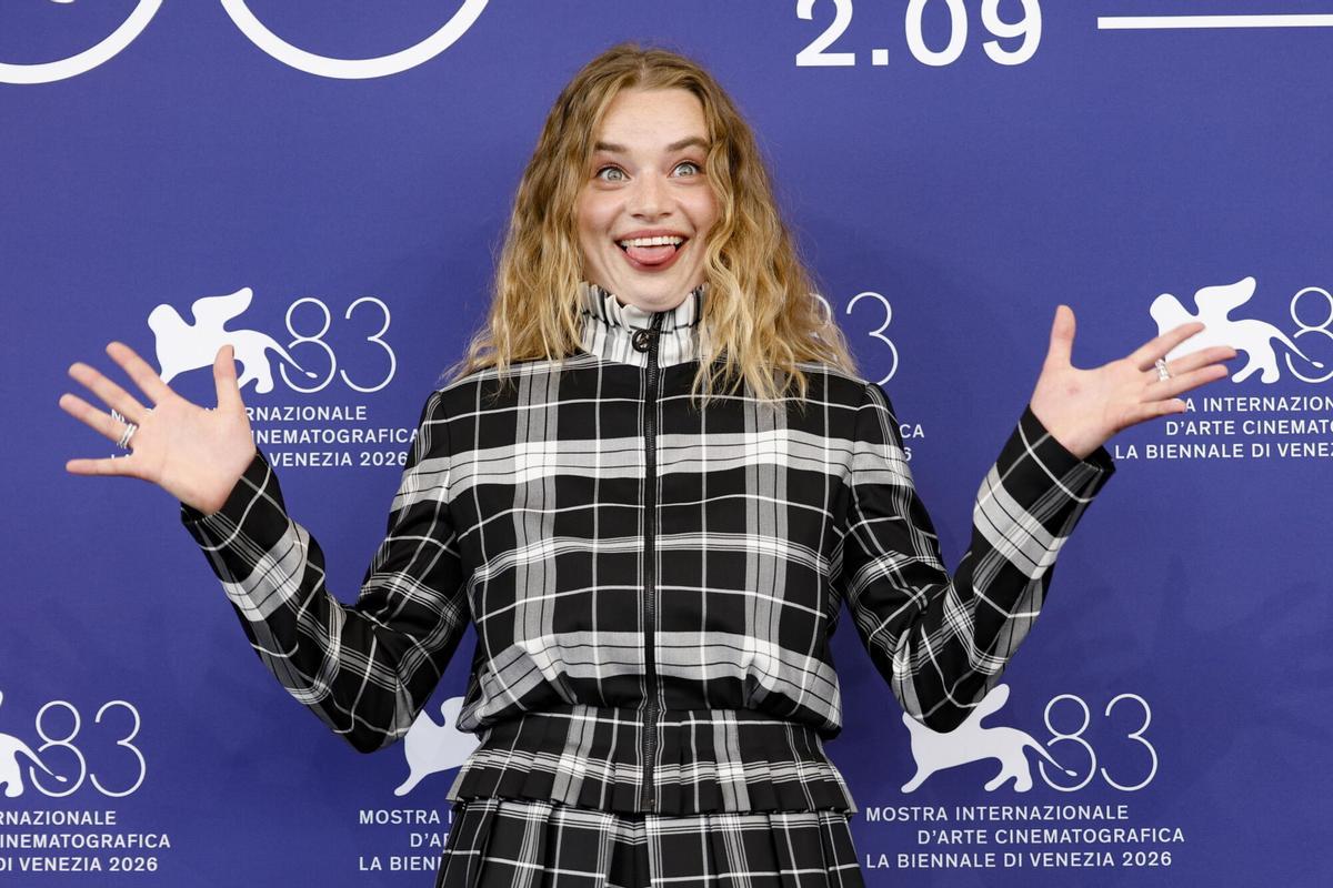 La actriz Luna Wedler en el photocall de 'The Girl with the Leica' (La ragazza con la Leica) en Venecia.