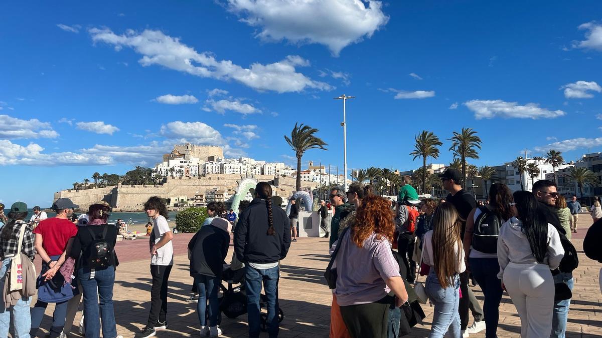El paseo marítimo de Peñíscola, uno de los puntos turísticos por excelencia de la provincia, registró este sábado una notable afluencia, gracias también a que acompañó el tiempo.