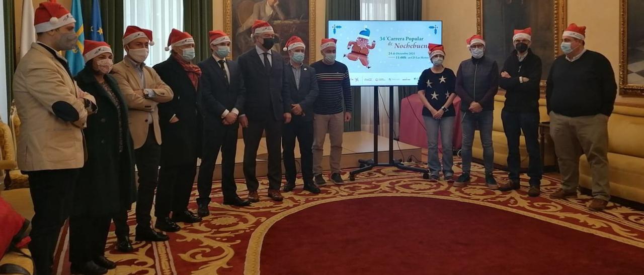 Concejales y patrocinadores, ayer, en el Ayuntamiento de Gijón, durante la presentación de la programación deportiva navideña. | LNE