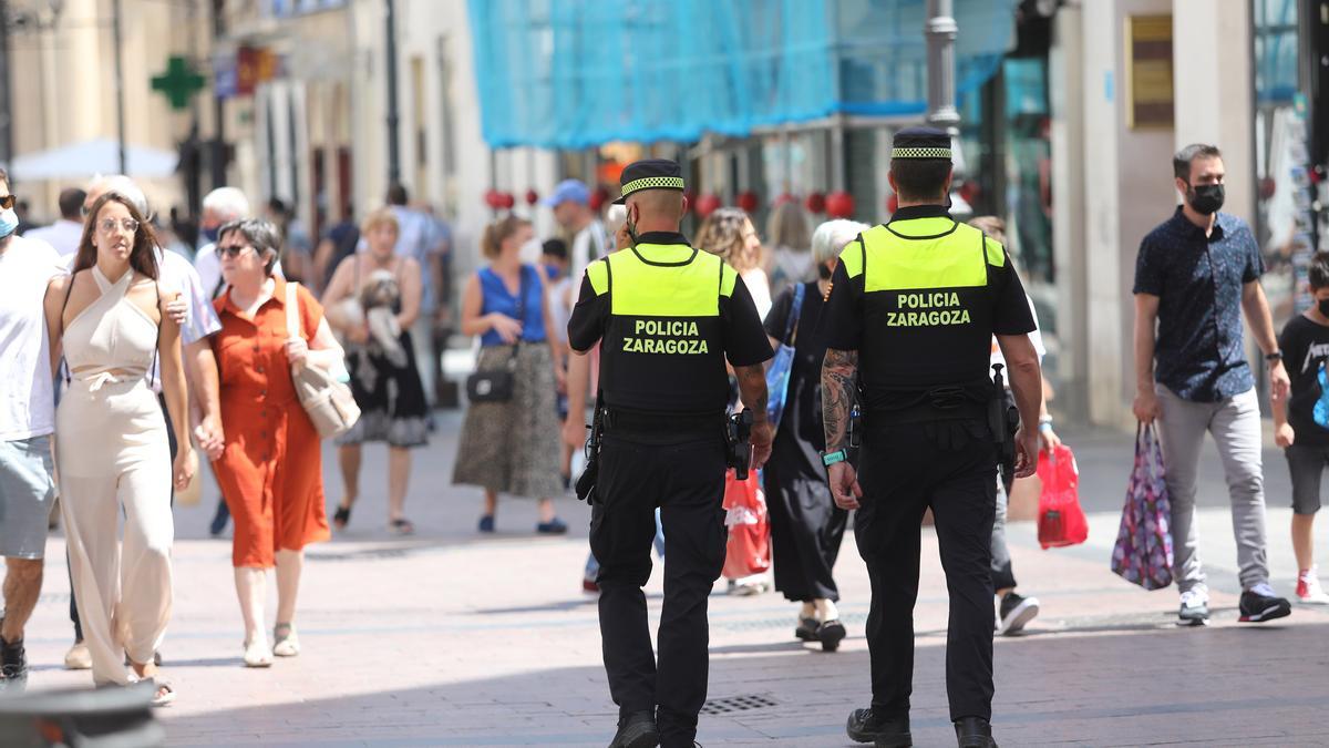 Dos agentes de la Policía Local pasean por el centro de Zaragoza.
