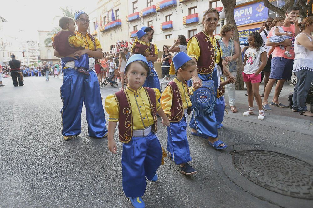 Los Moros y Cristianos reúnen a 350 niños en un desfile por las calles de Elche y la Gestora de Festejos Populares celebra una fiesta infantil en el Paseo de la Estación