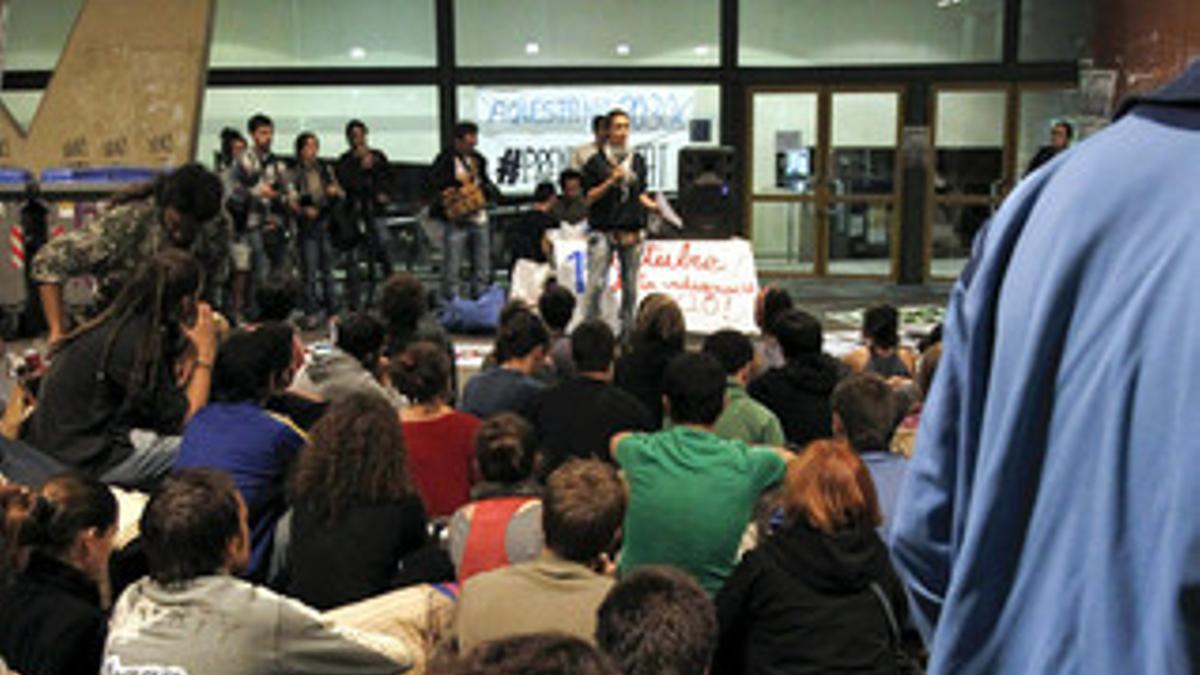 Asamblea de estudiantes e indignados en la Facultad de Geografía e Historia de la UB.