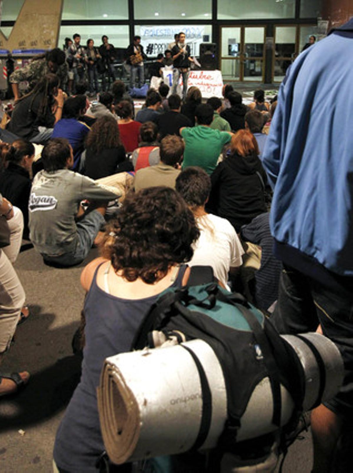 Assemblea d’estudiants i indignats a la Facultat de Geografia i Història de la UB.