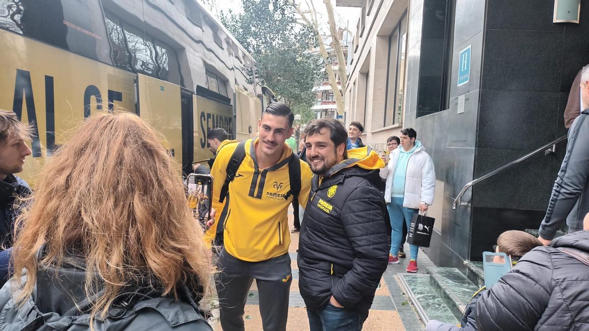 Diego Conde posa con un aficionado del Villarreal en el hotel del Submarino en Vitoria antes de acudir al estadio del Alavés.