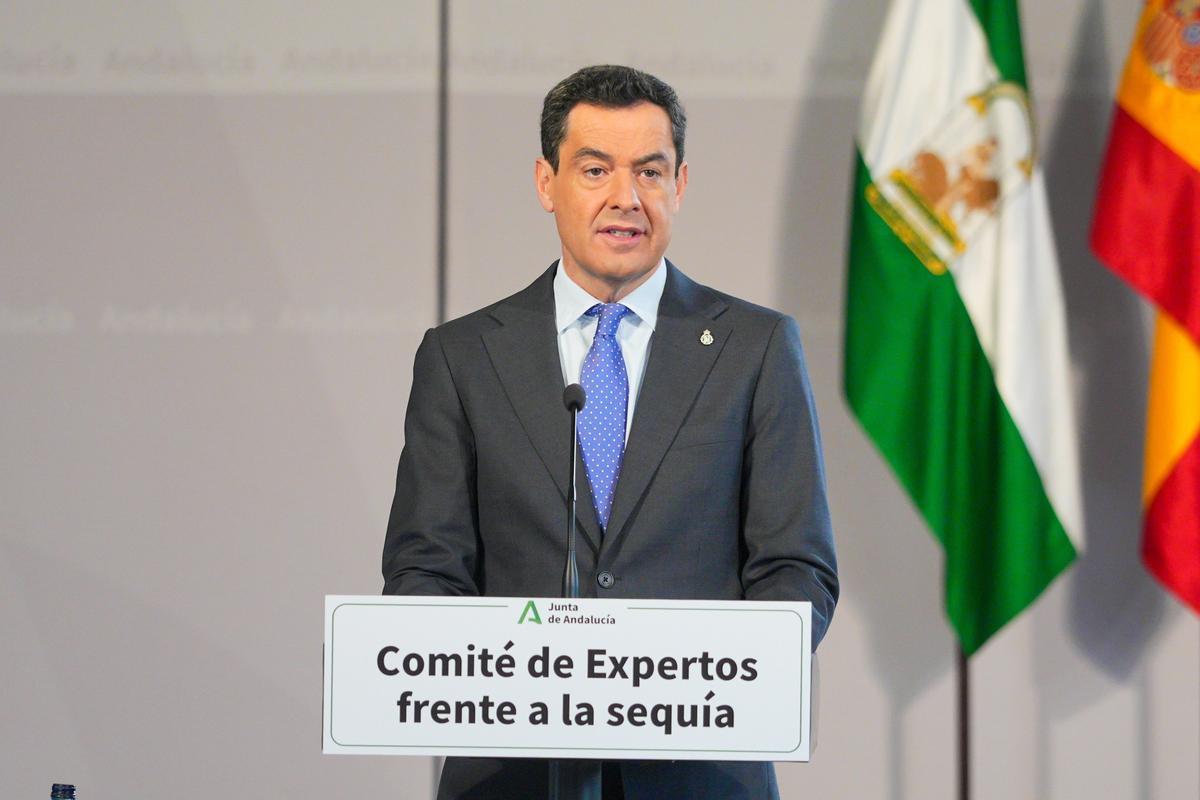 El presidente de la Junta, Juanma Moreno, durante su intervención, este jueves, en la reunión del comité de expertos para el seguimiento de la sequía, en Sevilla