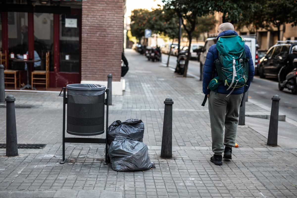 Dos bolsas de basura fuera de una papelera, en Sant Andreu.
